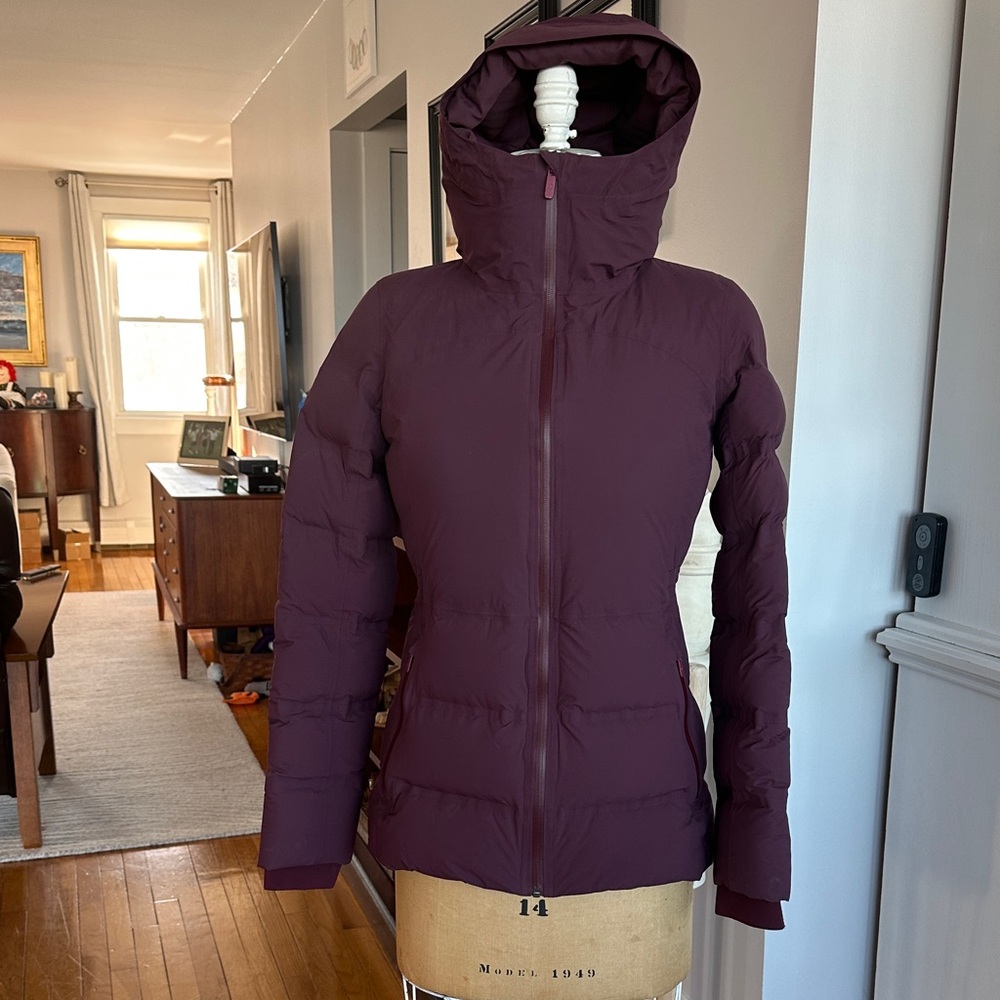 Lululemon Sleet Street down Puffer Jacket with Hood size 6 EUC